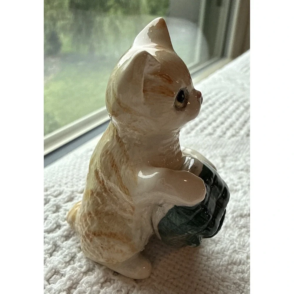 VTG Royal Doulton Cat Holding Slipper Figurine Retired 2.75